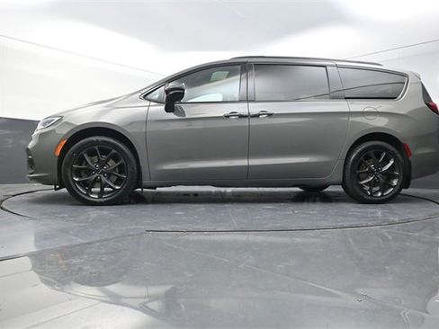 Used 2023 Chrysler Pacifica Limited w/ Uconnect Theater Family Group image 28