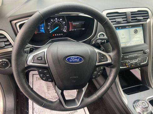 Used 2017 Ford Fusion SE w/ Fusion SE Technology Package image 18