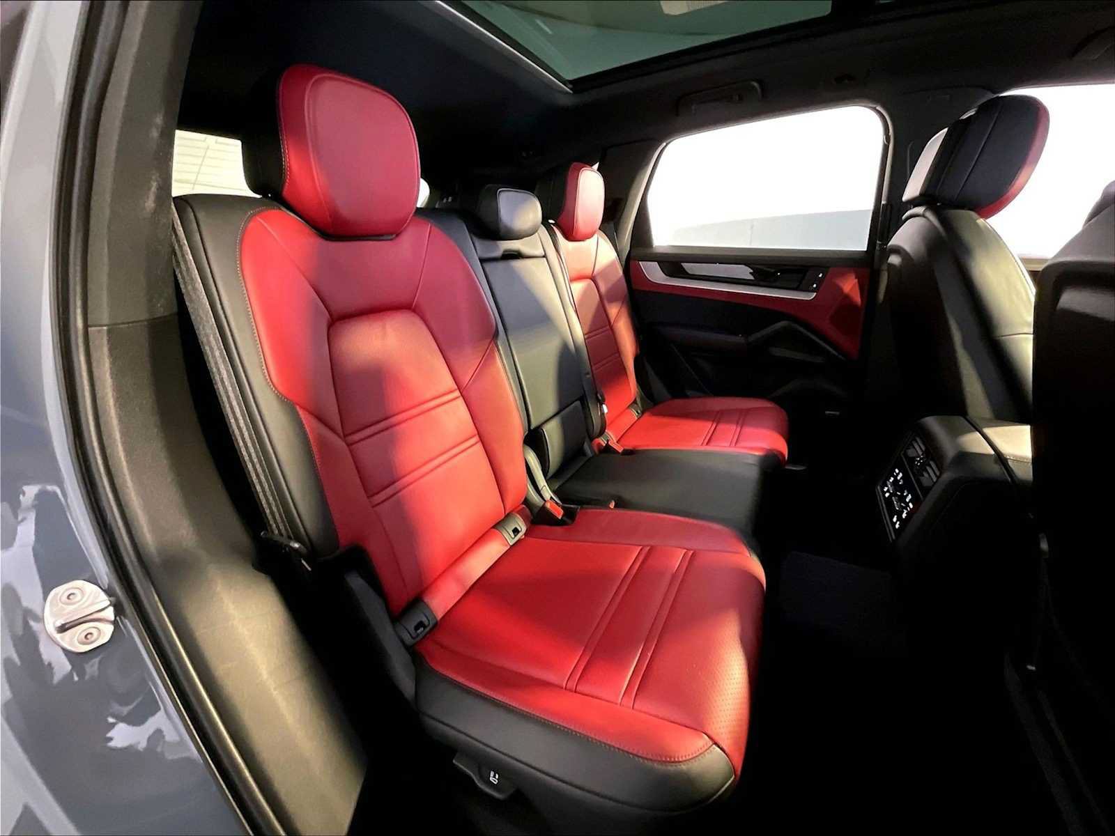Certified 2024 Porsche Cayenne w/ Premium Package Plus (PFM) AWD/4WD image 23