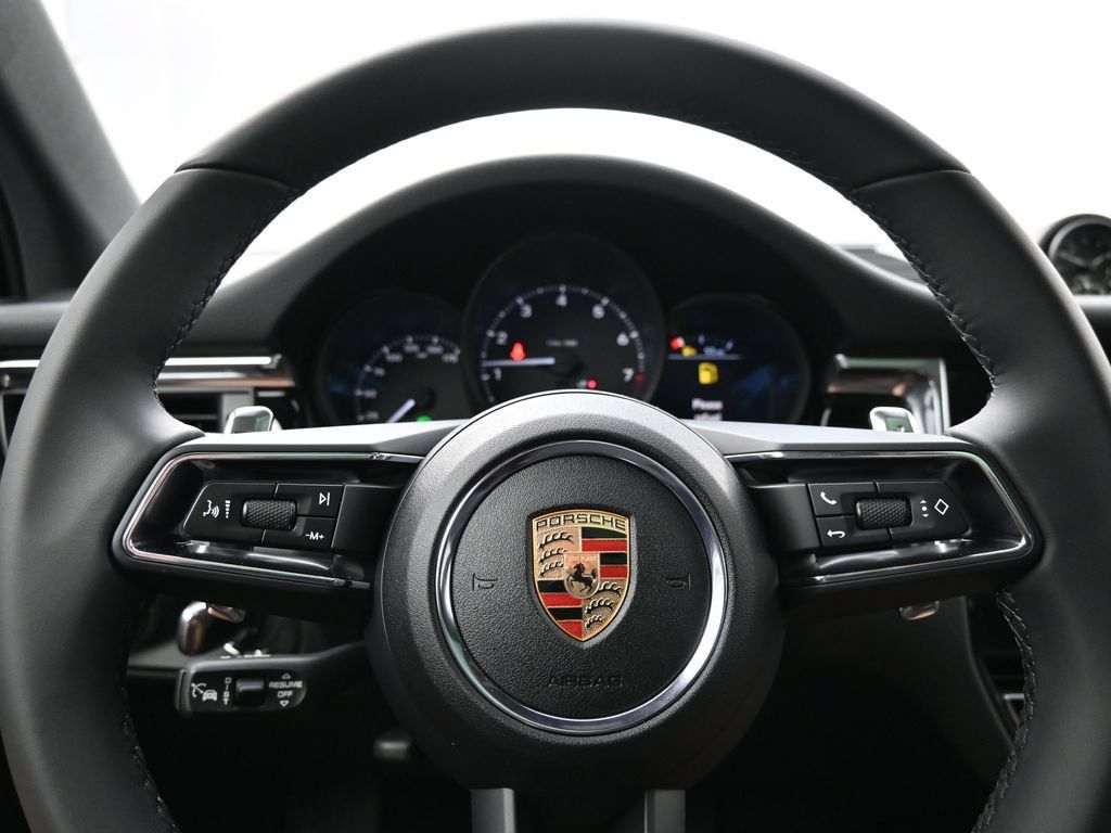Certified 2025 Porsche Macan AWD/4WD image 8