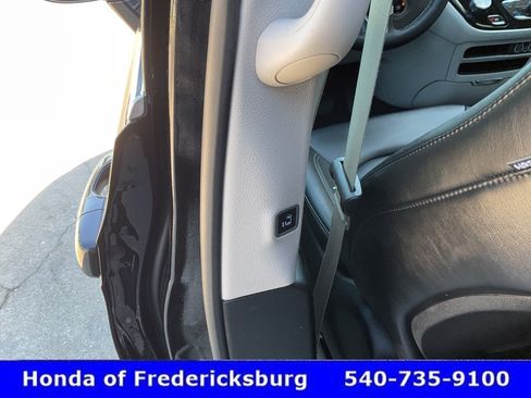 Used 2024 Chrysler Pacifica Touring-L FWD image 18