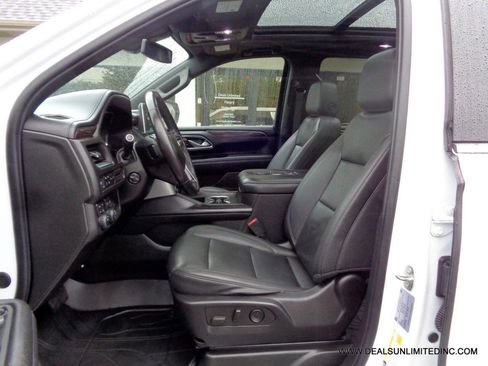 Used 2022 Chevrolet Suburban LT w/ LT Signature Plus Package AWD/4WD image 8