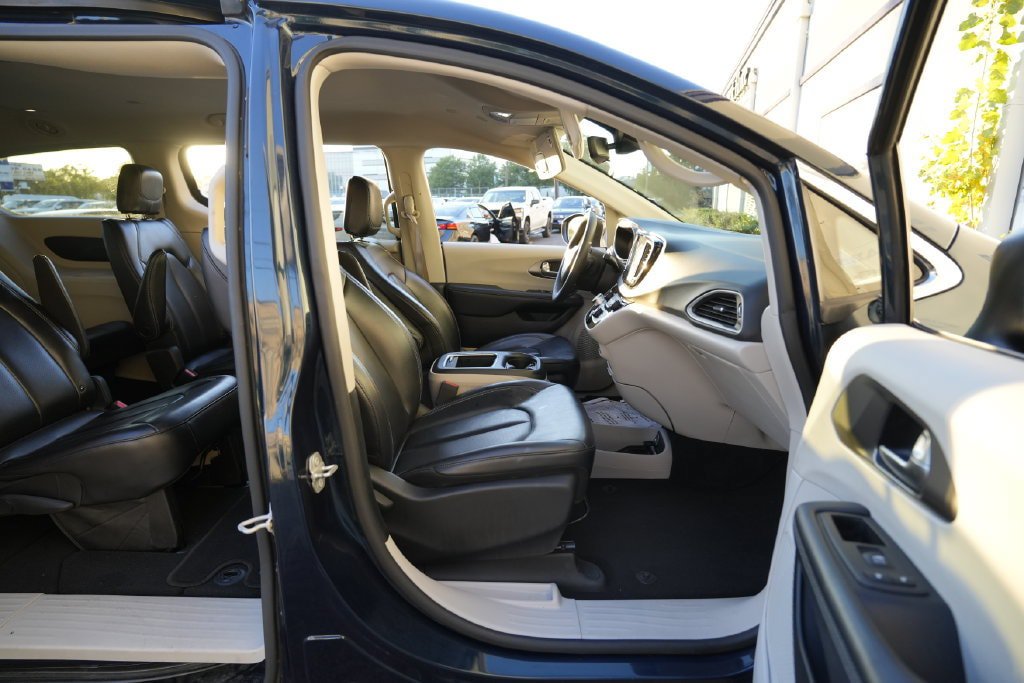 Used 2023 Chrysler Pacifica Touring-L FWD image 29
