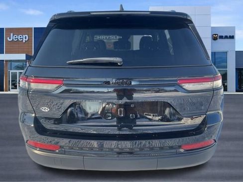 Used 2023 Jeep Grand Cherokee Altitude image 4