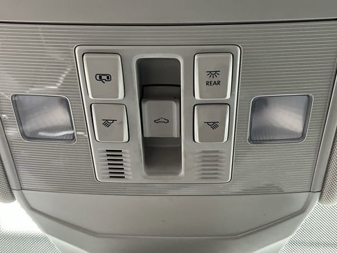 Used 2023 Volkswagen Jetta SE w/ Panoramic Sunroof Package image 27