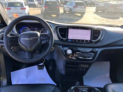 Certified 2022 Chrysler Pacifica Touring-L w/ S Appearance Package image 11