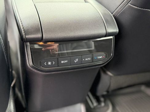 Used 2022 Toyota Highlander XLE image 11