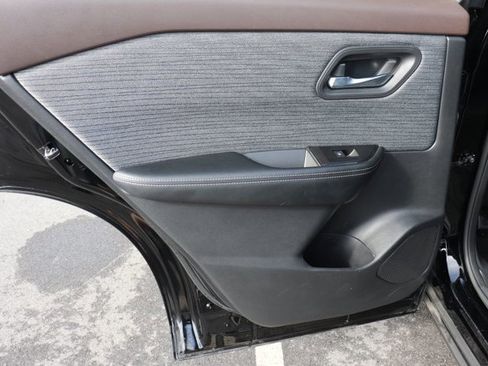 Used 2023 Nissan Rogue SV image 12