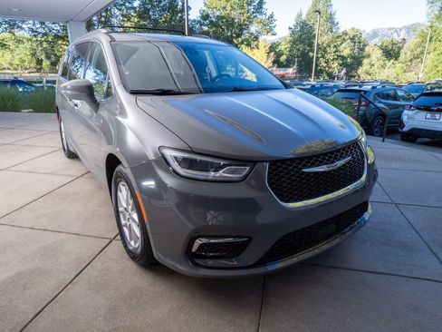 Used 2021 Chrysler Pacifica Touring-L w/ Uconnect Theater Family Group FWD image 2