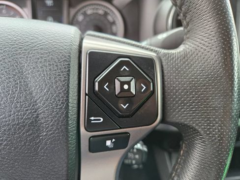 Used 2017 Toyota Tacoma SR5 AWD/4WD image 18