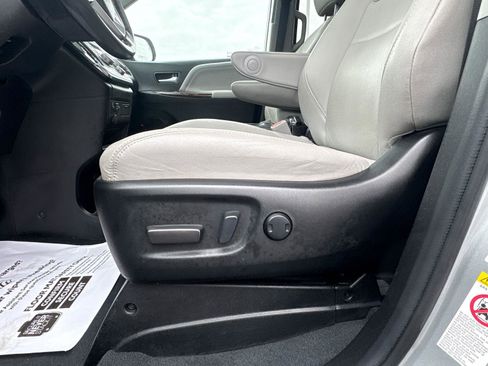 Used 2019 Toyota Sienna Limited image 18