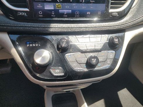 Used 2021 Chrysler Pacifica Touring-L FWD image 11
