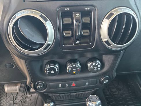 Used 2018 Jeep Wrangler Unlimited Sahara w/ Connectivity Group AWD/4WD image 14