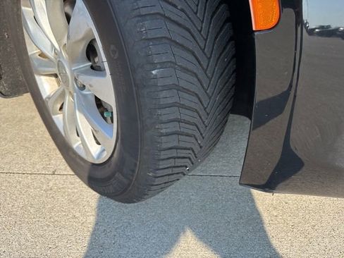 Used 2017 Chrysler Pacifica Touring-L FWD image 11