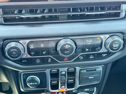 Used 2025 Jeep Gladiator Rubicon w/ Safety Group AWD/4WD image 18