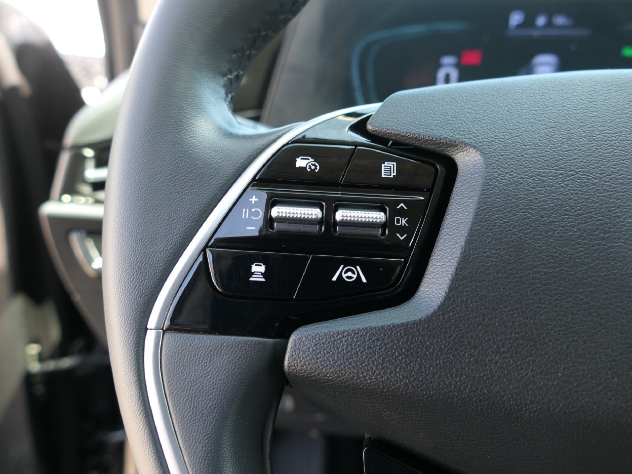 Used 2025 Kia Niro EX FWD image 13