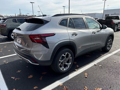 Used 2024 Chevrolet Trax LT w/ Driver Confidence Package image 8