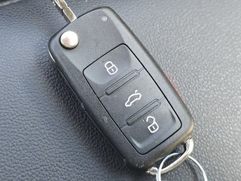 Used 2014 Volkswagen Beetle 1.8T FWD image 29