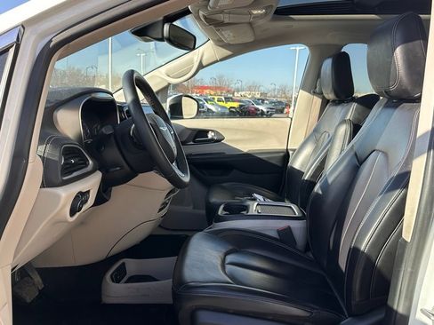 Used 2023 Chrysler Pacifica Touring-L w/ Uconnect Theater Family Group AWD/4WD image 9