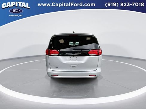 Used 2023 Chrysler Voyager LX FWD image 7