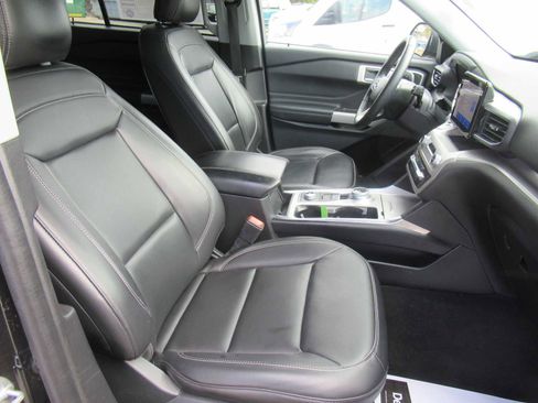Used 2022 Ford Explorer XLT w/ Equipment Group 202A image 22