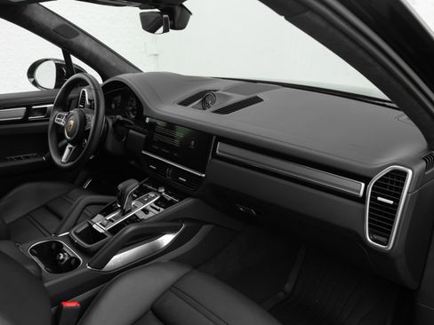 Used 2023 Porsche Cayenne Turbo AWD/4WD image 17