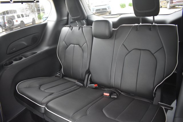 New 2027 Chrysler Pacifica Limited AWD/4WD image 17