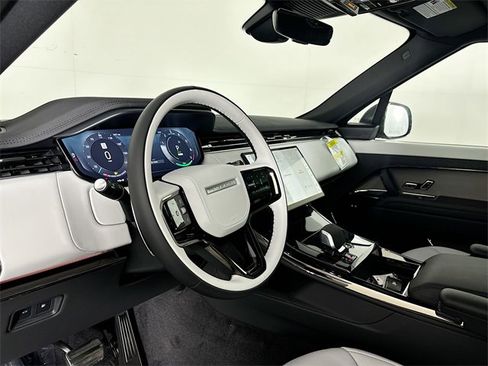 New 2025 Land Rover Range Rover Sport Dynamic SE image 9