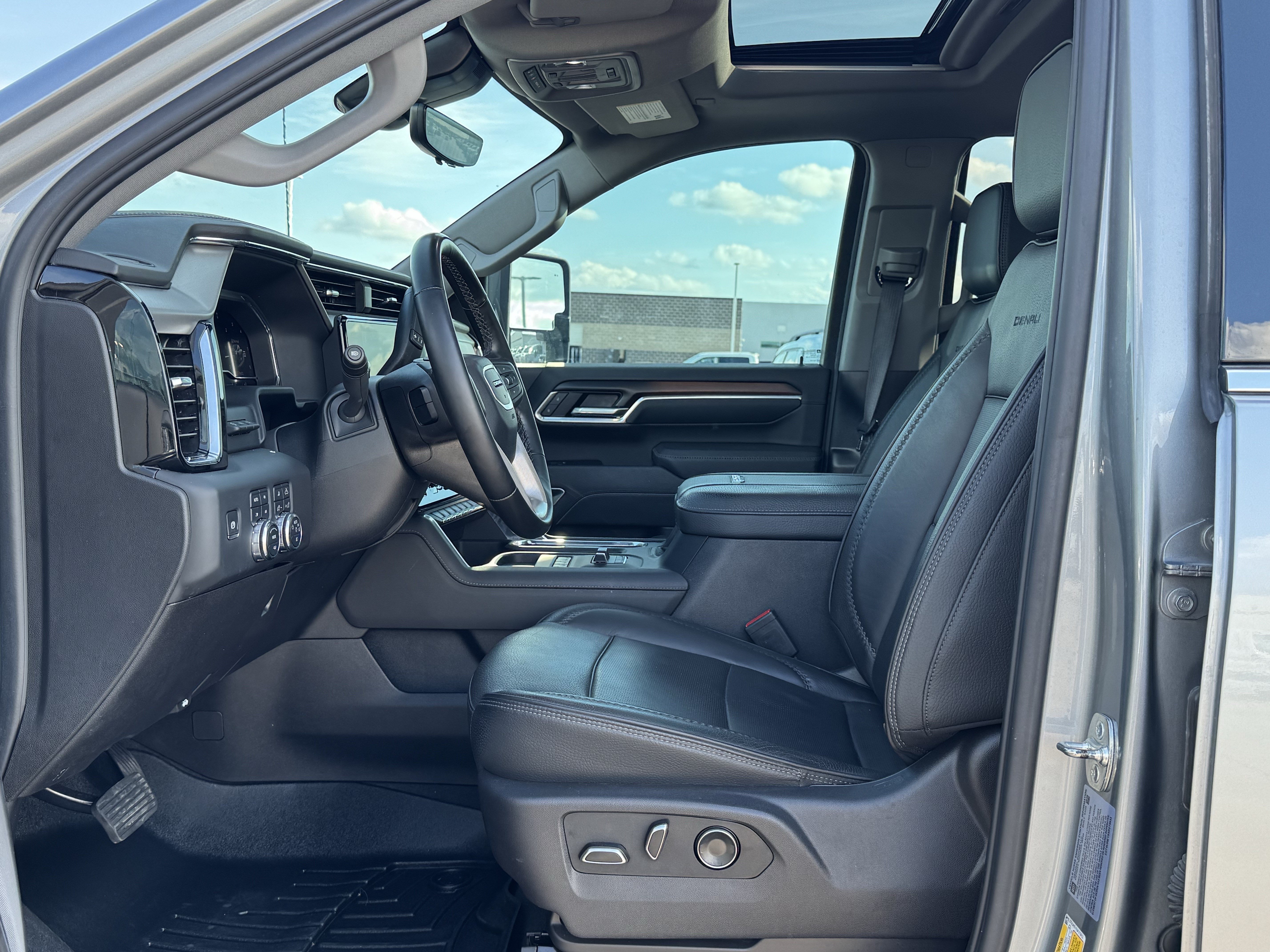 Used 2025 GMC Sierra 2500 Denali w/ Denali Reserve Package AWD/4WD image 18