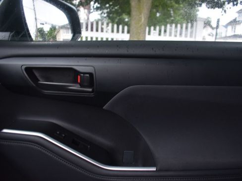 Used 2025 Toyota Highlander LE FWD image 19