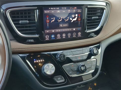 Used 2020 Chrysler Pacifica Limited image 28