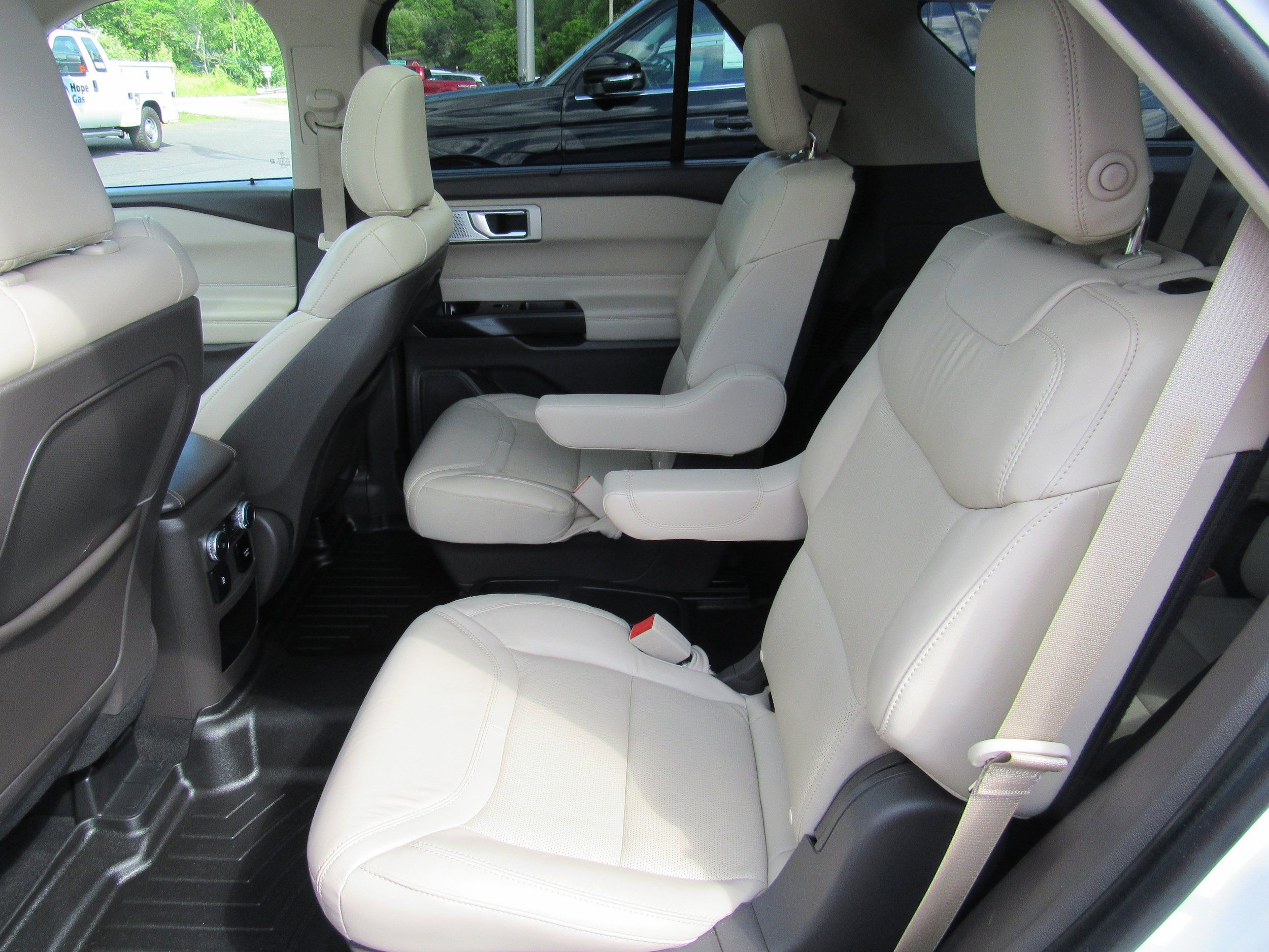 Used 2020 Ford Explorer Platinum w/ Premium Technology Package AWD/4WD image 29