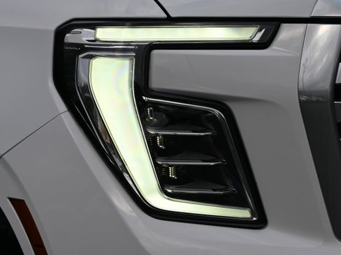 Used 2025 GMC Yukon Denali w/ Sun & Power Step Package image 14