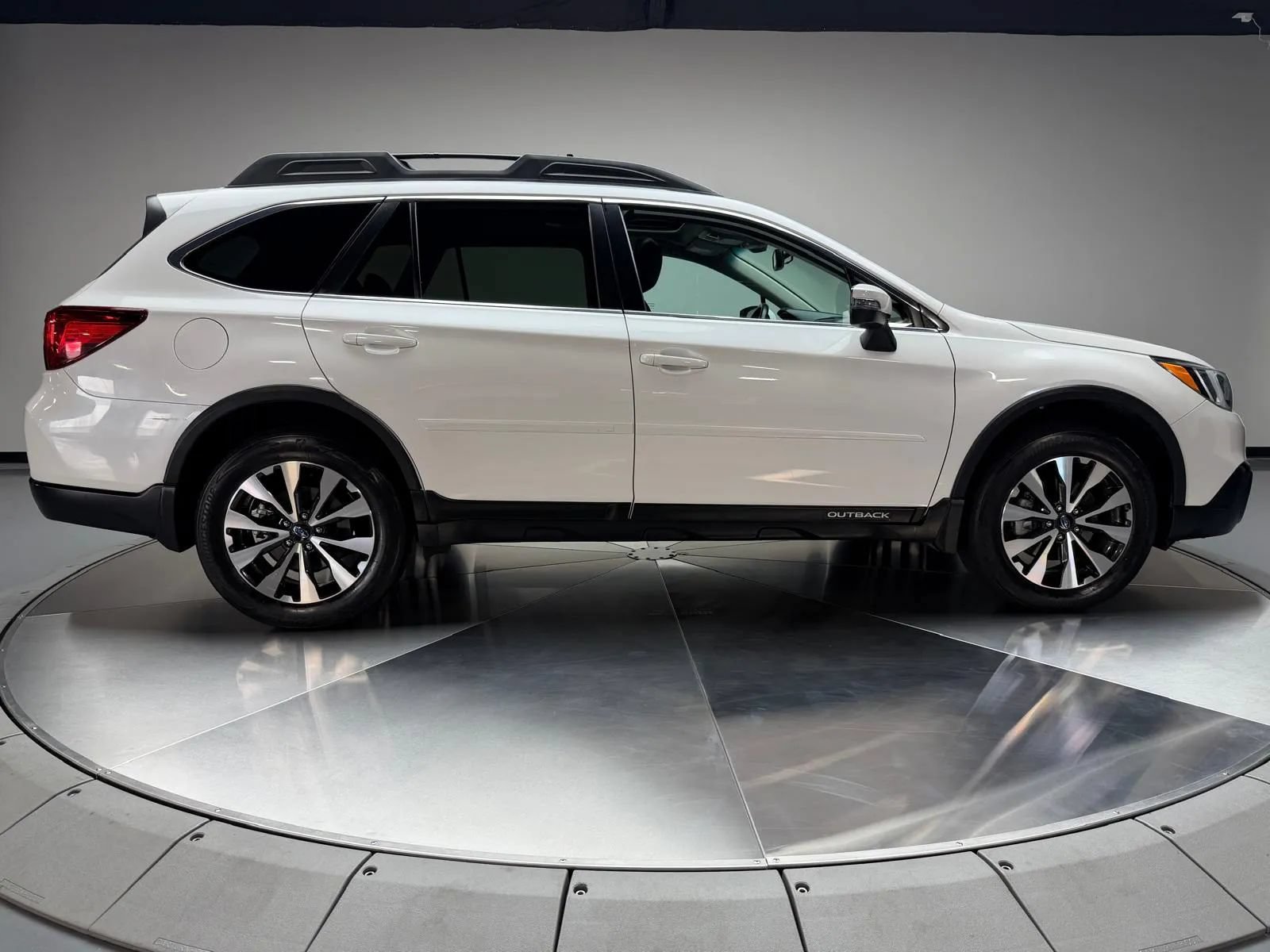 Used 2016 Subaru Outback 3.6R Limited AWD/4WD image 6
