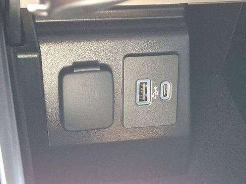 Used 2023 Ford Explorer XLT w/ Equipment Group 202A AWD/4WD image 27