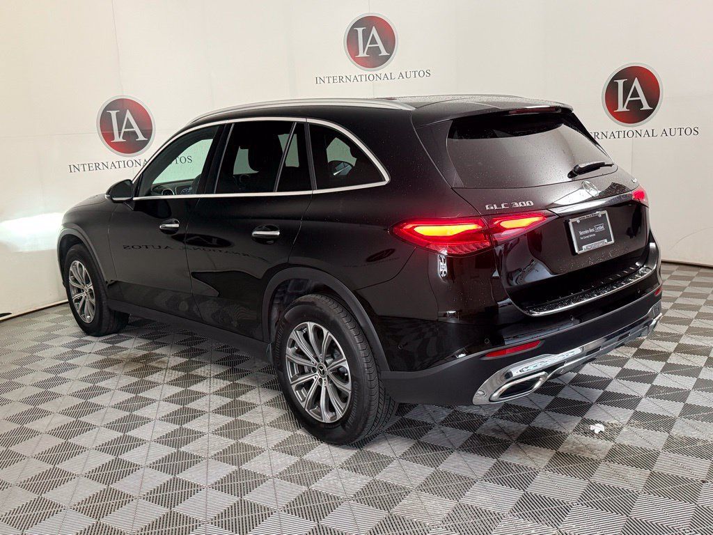 Used 2025 Mercedes-Benz GLC 300 4MATIC w/ Driver Assistance Package image 6