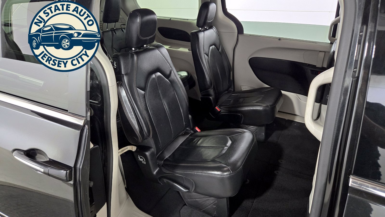 Used 2019 Chrysler Pacifica Touring-L FWD image 38