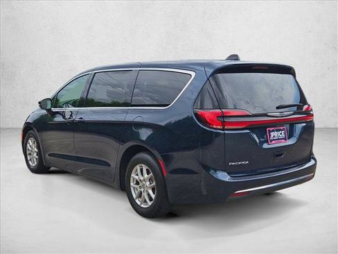 Used 2023 Chrysler Pacifica Touring-L FWD image 8