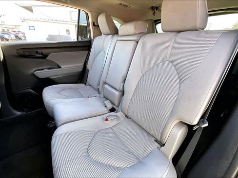 Used 2023 Toyota Highlander LE image 19