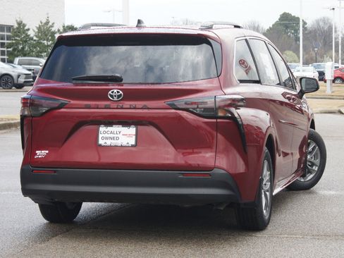 Used 2026 Toyota Sienna LE FWD image 30
