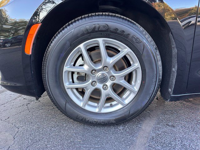 Used 2024 Chrysler Pacifica Touring-L FWD image 9