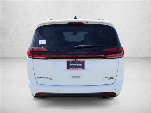 New 2027 Chrysler Pacifica Limited AWD/4WD image 3