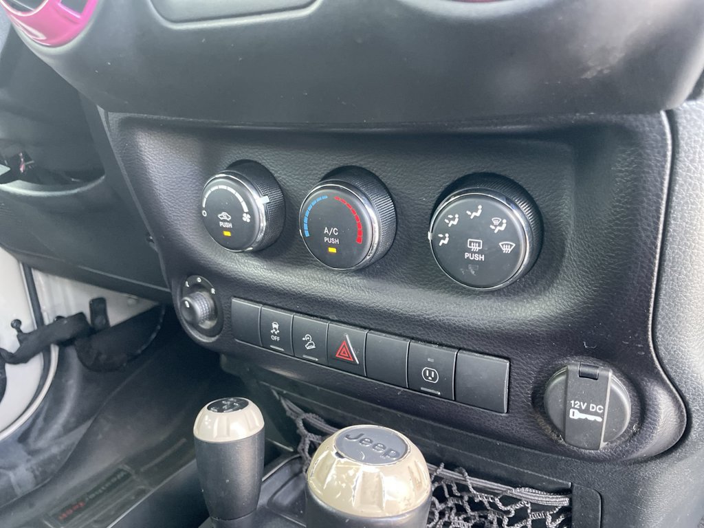 Used 2016 Jeep Wrangler Unlimited Sahara w/ Connectivity Group AWD/4WD image 23