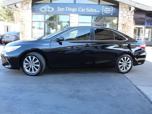 Used 2015 Toyota Camry XLE w/ Moonroof Package FWD image 2