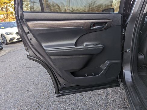 Used 2022 Toyota Highlander Platinum image 39
