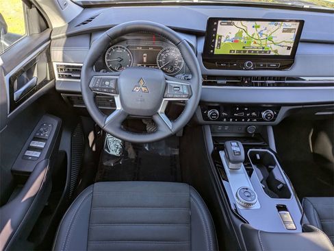 New 2026 Mitsubishi Outlander SE image 17