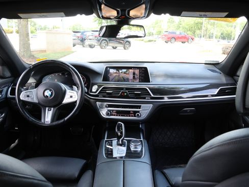 Used 2022 BMW 740i w/ M Sport Package RWD image 17