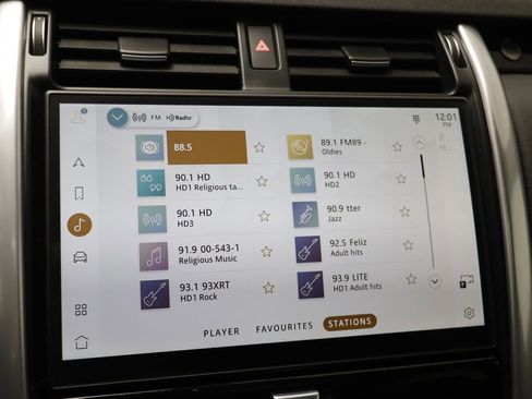 Used 2025 Land Rover Discovery S image 9