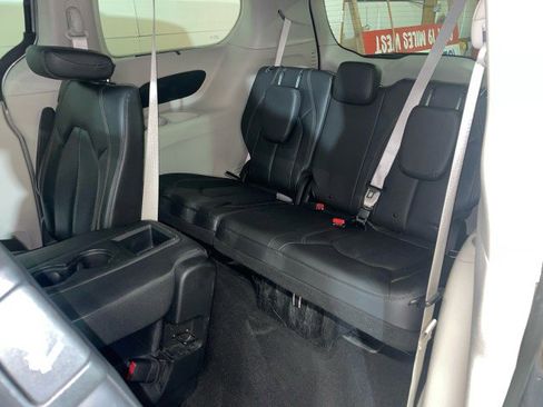 Used 2019 Chrysler Pacifica Touring-L image 13