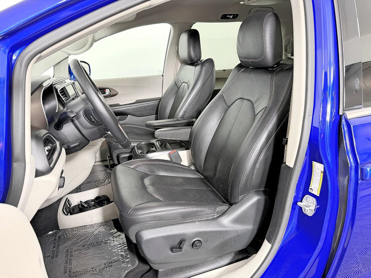 Used 2018 Chrysler Pacifica Touring-L w/ Tire & Wheel Group FWD image 29